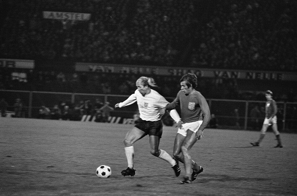 https://upload.wikimedia.org/wikipedia/commons/thumb/9/9b/CharltonVanDijk1969.jpg/960px-CharltonVanDijk1969.jpg