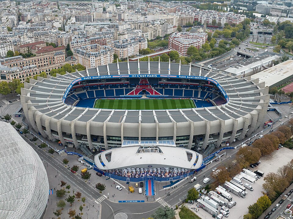 By: IronGargoyle, from: https://en.wikipedia.org/wiki/File:Paris_Le_Parc_des_Princes.jpg