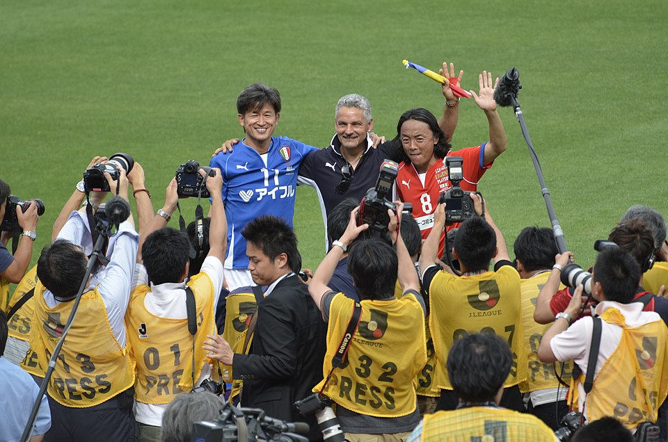 https://commons.wikimedia.org/wiki/File:Kazu_Miura,_Roberto_Baggio_and_Tsuyoshi_Kitazawa.jpg