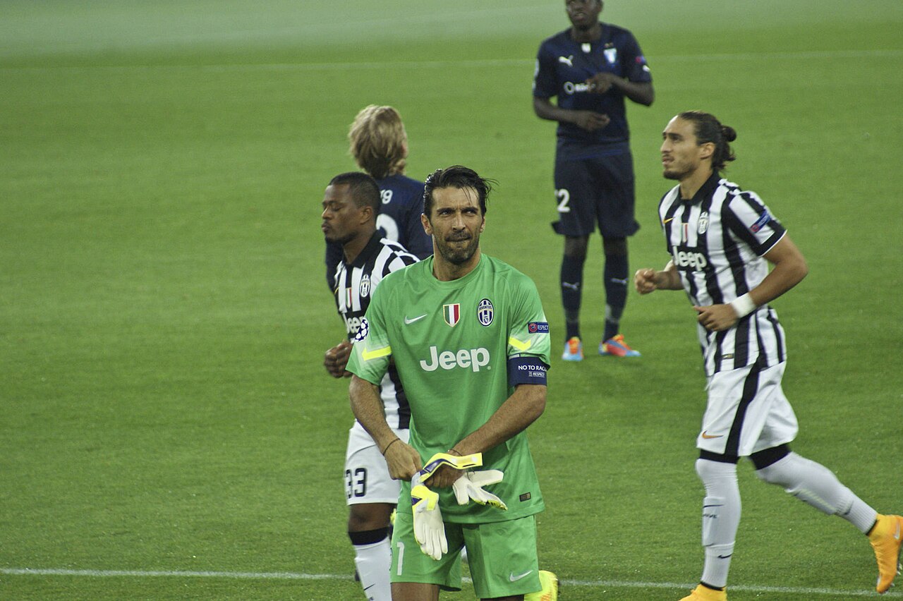 Image from: commons.wikimedia.org/wiki/File:Juventus_vs_Malmoe,_2014,_Gianluigi_Buffon.jpg