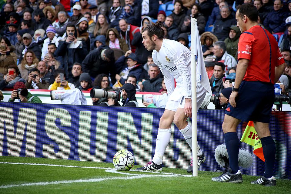 https://upload.wikimedia.org/wikipedia/commons/thumb/6/6e/Gareth_Bale_sacando_cornet.JPG/960px-Gareth_Bale_sacando_cornet.JPG
